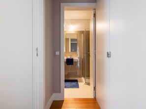 Secador de cabelo, toalhas de banho, papel higiênico 