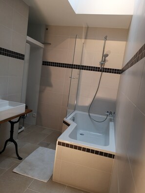 Combined shower/bathtub, hair dryer, towels, soap