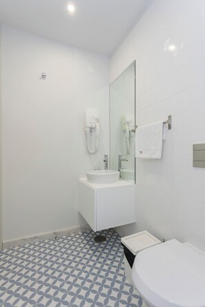 Dusj, hårføner og håndklær