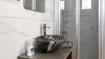 Ducha y bañera combinadas, secador de pelo y toallas