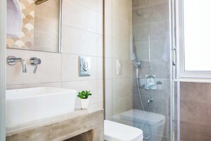 Douche, serviettes fournies