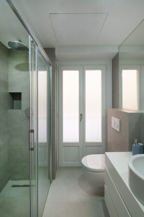 Shower, hair dryer, towels - Duplex La MURALLA Medieval by Cadiz4Rentals (Cádiz)