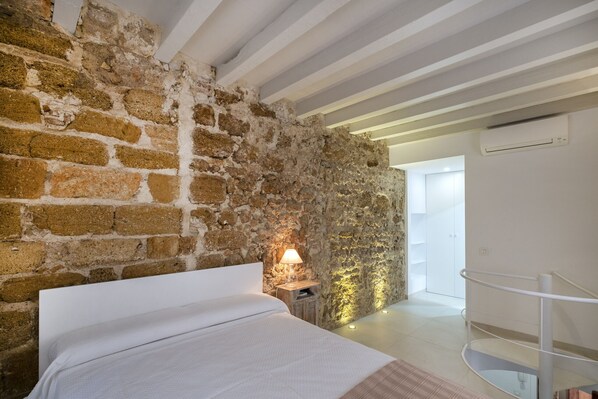 1 slaapkamer, een kluis op de kamer, een strijkplank/strijkijzer