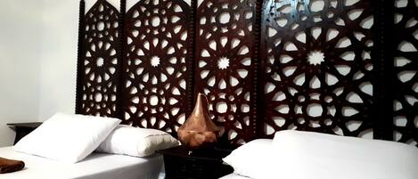 3 soverom, skrivebord, strykejern/-brett og wi-fi (mot et tillegg)