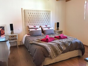 3 habitaciones, tabla de planchar con plancha y cuna de viaje 