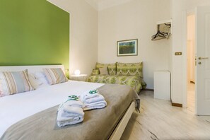 1 slaapkamer, een bureau, een strijkplank/strijkijzer, reisbedje