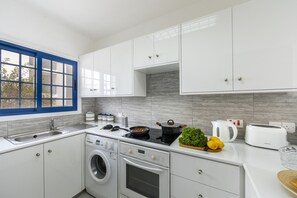 Fridge, microwave, oven, coffee/tea maker - Protaras Fig Tree Bay Villa Stef (Protaras)