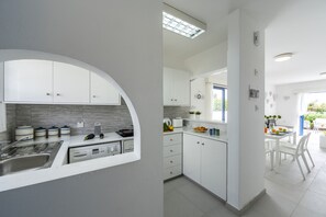 Fridge, microwave, oven, coffee/tea maker - Protaras Fig Tree Bay Villa Stef (Protaras)