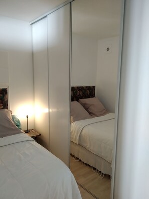 Fer et planche à repasser, lit parapluie, Wi-Fi gratuit, draps fournis