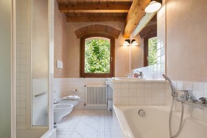 Tina, secadora de cabello, bidet, toallas 