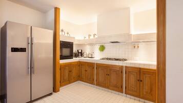 Een koelkast, een magnetron, een oven, een vaatwasser