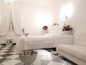 2 間睡房、床單、方便輪椅出入