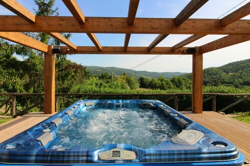 Beautiful private villa for 10 people with A/C, private pool, WIFI and TV, close to Arezzo
