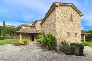 Exterior - Wonderful private villa for 10 people with private pool, WIFI, A/C and TV, close to Arezzo (Subbiano)