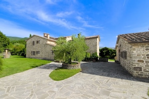 Property grounds - Wonderful private villa for 10 people with private pool, WIFI, A/C and TV, close to Arezzo (Subbiano)