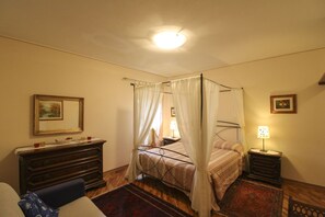 5 bedrooms, iron/ironing board, free WiFi, bed sheets