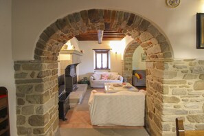 TV, fireplace - Wonderful private villa for 10 people with private pool, WIFI, A/C and TV, close to Arezzo (Subbiano)