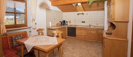 Fridge, oven, stovetop, coffee/tea maker