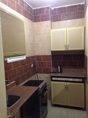 Kühlschrank, Ofen, Herdplatte, Wasserkocher