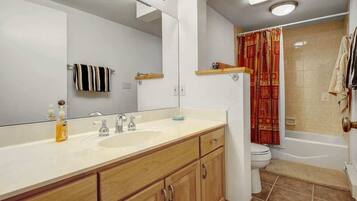 Douche, sĂšche-cheveux, serviettes fournies