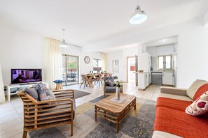 TV - Sunrise Bay Villa #1 - Charming Protaras Centre Getaway (Protaras)