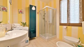 Doccia, asciugacapelli, bidet, asciugamani