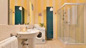 Douche, sĂšche-cheveux, bidet, serviettes fournies