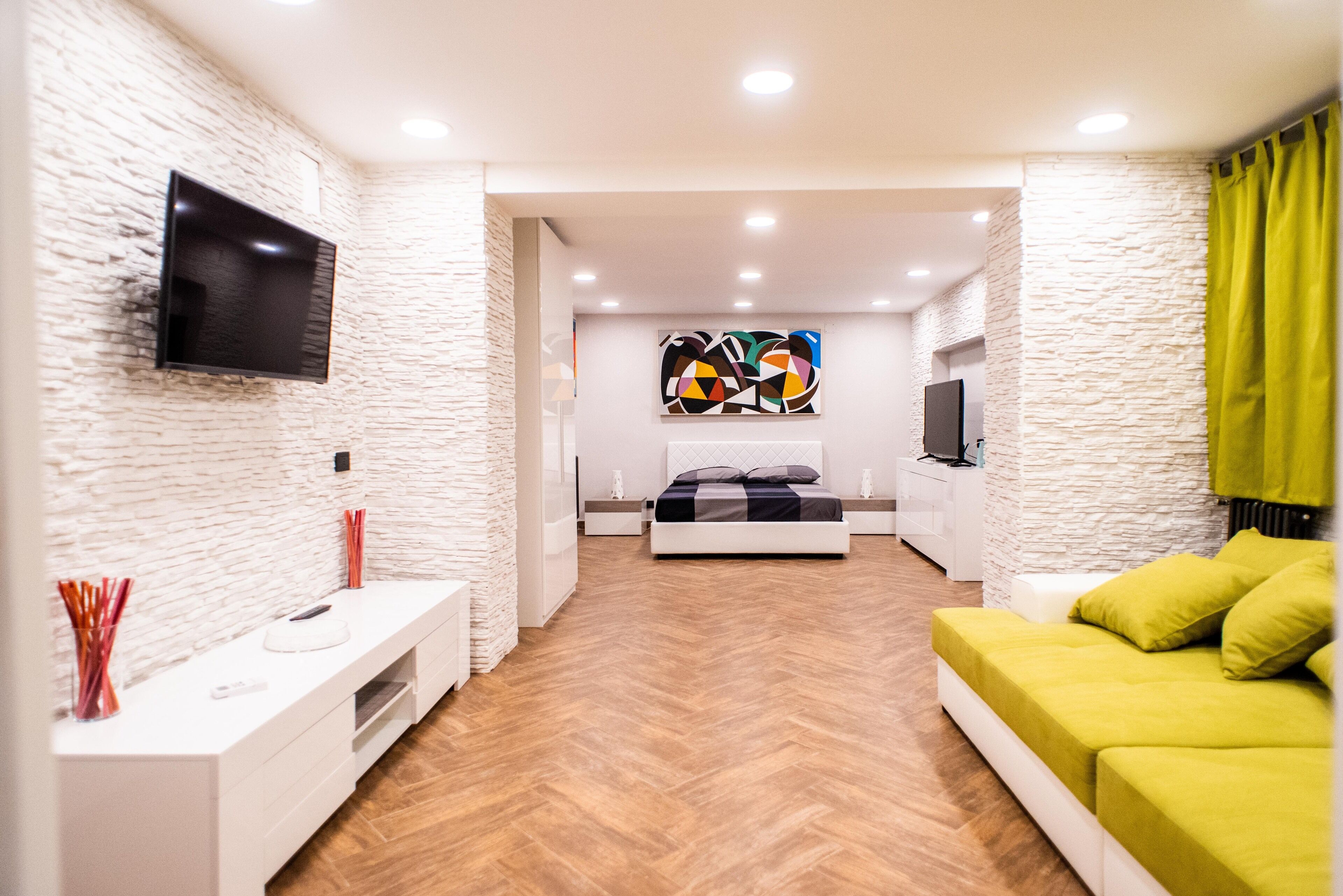 2 dormitorios, tabla de planchar con plancha, cuna de viaje