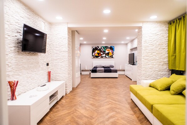 2 bedrooms, iron/ironing board, travel cot, free WiFi