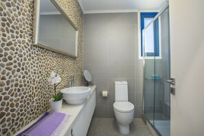 Dusche, Haartrockner, Handtücher