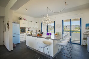 Kjøleskap, mikrobølgeovn, ovn og kaffetrakter/tekoker