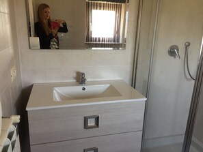 Dusche, Haartrockner, Bidet, Handtücher