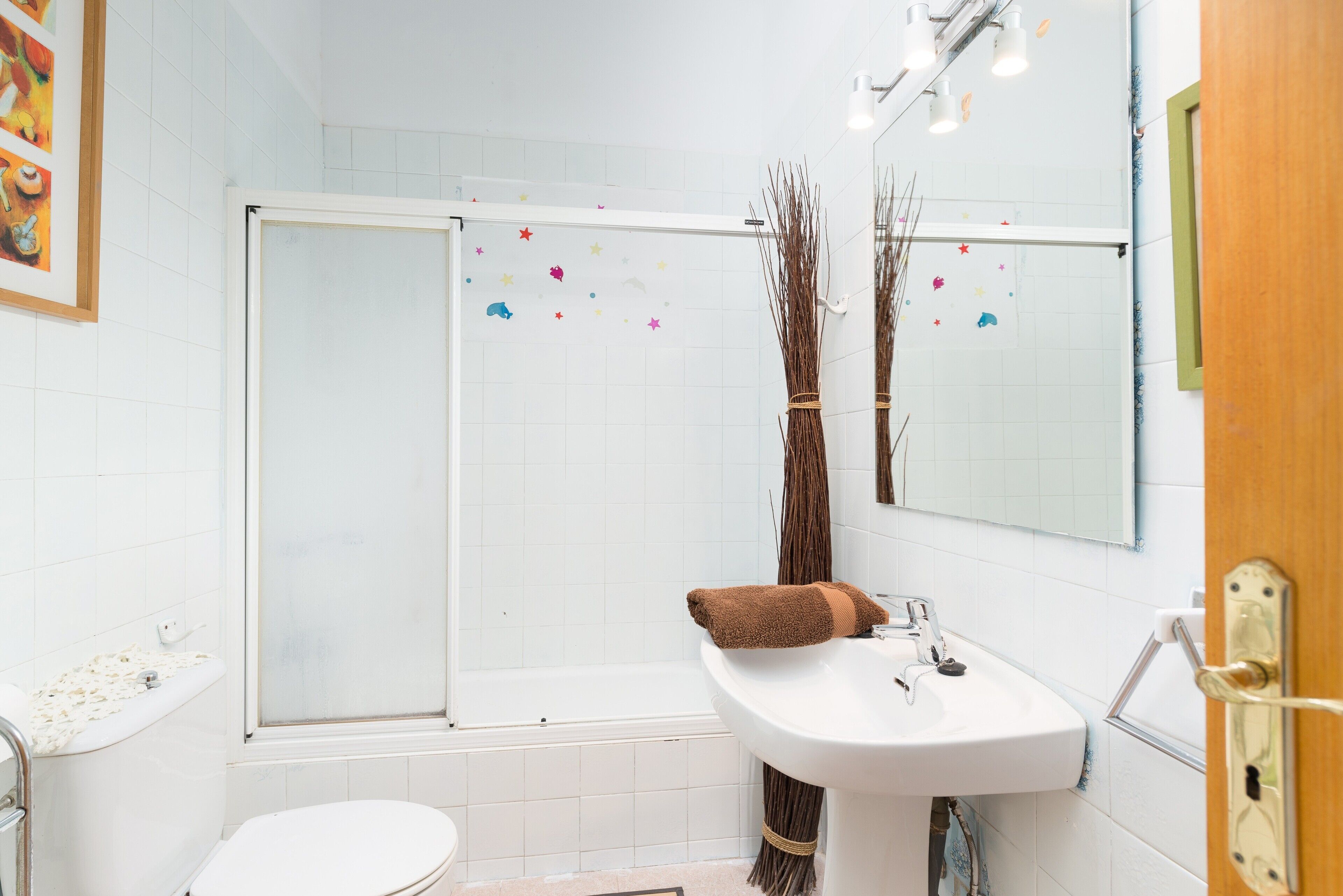 Une salle de bain équipée de toilettes, d’un lavabo et d’une douche.