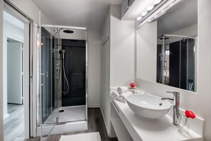 Douche, sĂšche-cheveux, serviettes fournies