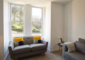 TV, offices - Host & Stay | Park View Apartment (Whitby)