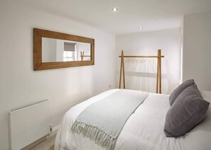 2 室のベッドルーム、アイロン / アイロン台、WiFi (無料)、ベッドシーツ