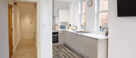 Kjøleskap, mikrobølgeovn, ovn og kokeplater