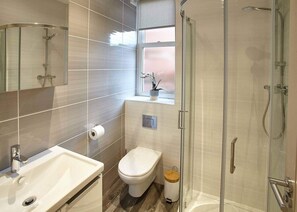 Shower, hair dryer, towels, soap - Host & Stay | Park View Apartment (Whitby)