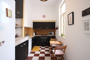 Frigorifero, microonde, forno, piano cottura