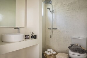 Dusche, Haartrockner, Handtücher, Seife