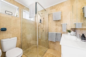 Dusche, Haartrockner, Handtücher