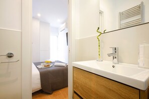 Dusj, hårføner, håndklær og såpe