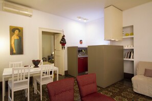 Um espaço compacto com área de refeições, cozinha e sala de estar.