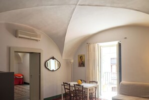 Smart TV, Netflix, books, streaming services - Tre Vie apARTment - Short Lets (Catania)