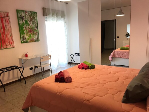 3 chambres, fer et planche à repasser, Wi-Fi, draps fournis