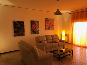 Télévision, lecteur de DVD, vidéothèque