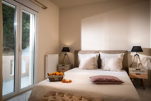 6 bedrooms, iron/ironing board, internet, bed sheets