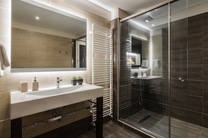 Douche, articles de toilette écologiques, sèche-cheveux