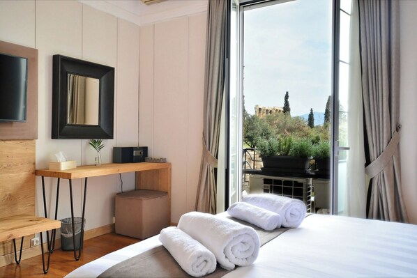 4 bedrooms, in-room safe, desk, iron/ironing board