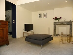 2 bedrooms, desk, soundproofing, iron/ironing board
